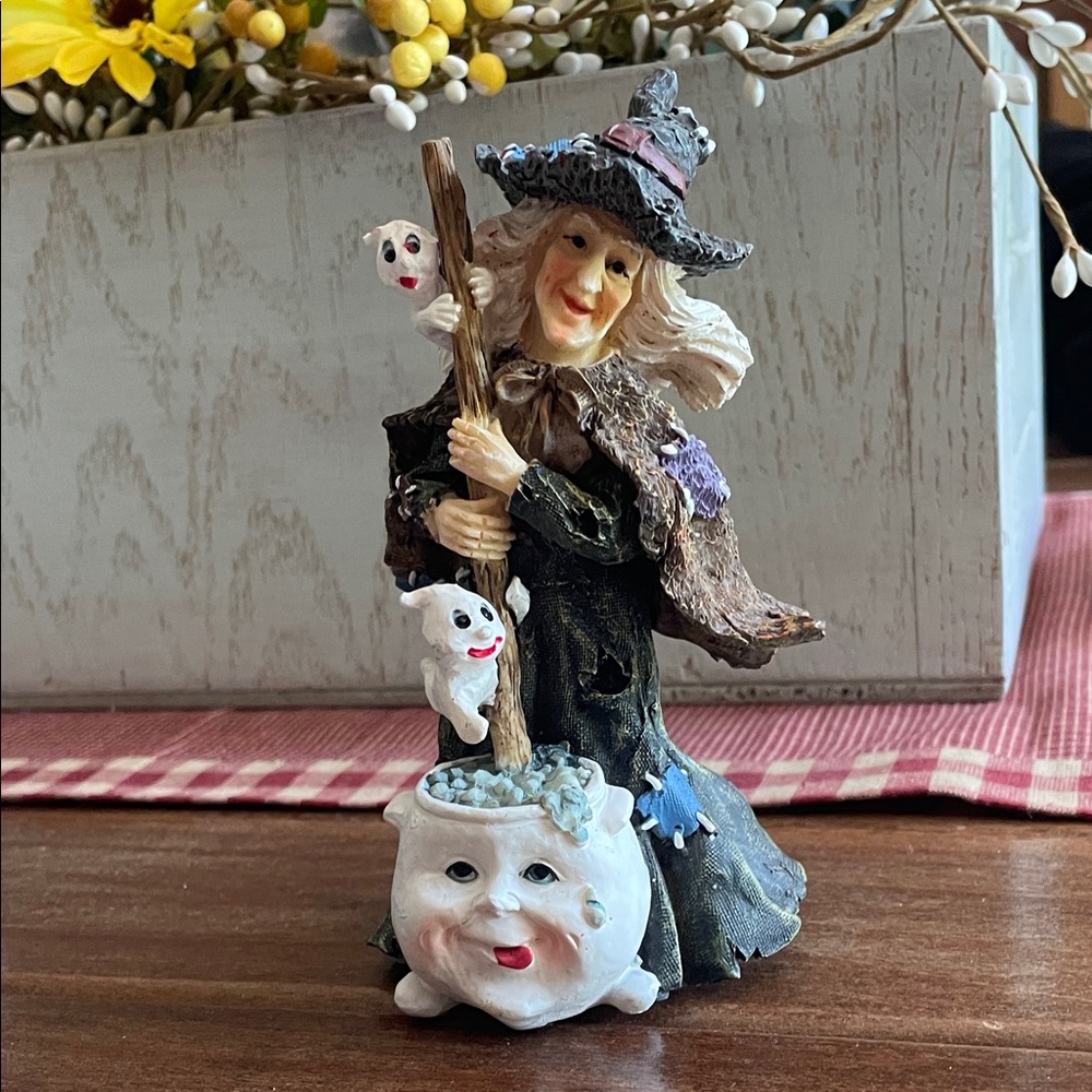K’s Collection “Witty Witches” Witch with Ghosts Figurine
